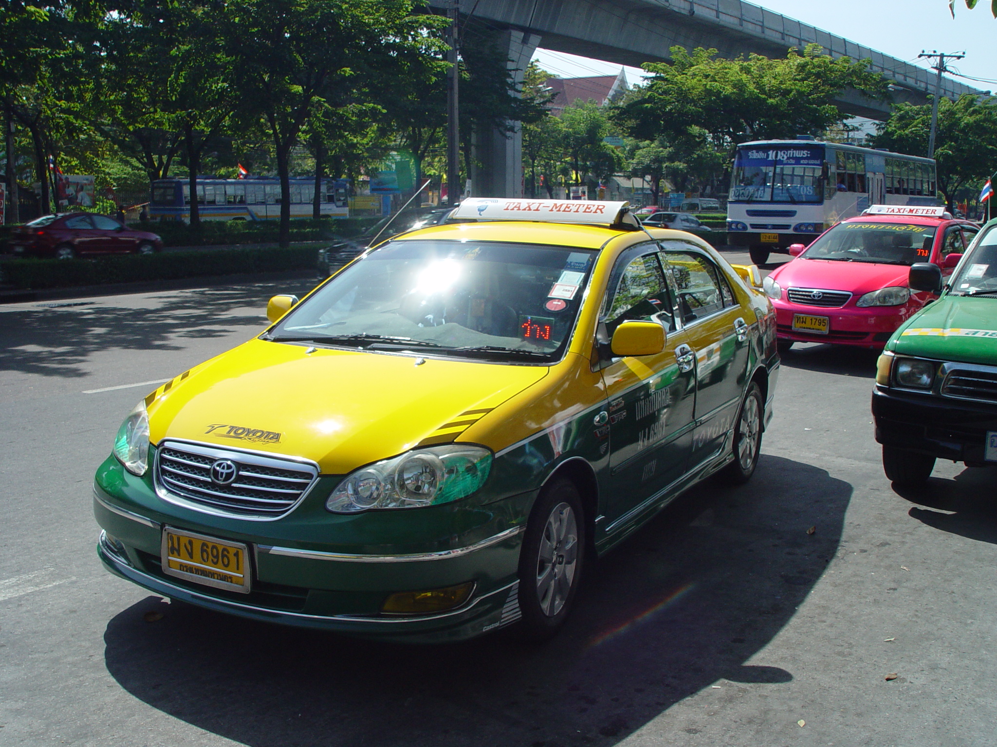 Такси тайцы. Такси на Пхукете. Тайское такси. Такси в Тайланде. Машины такси в Тайланде.